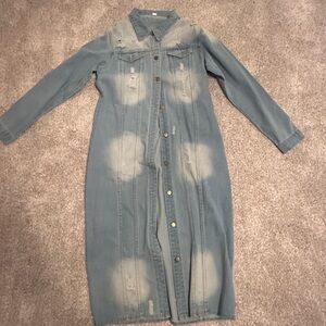 Women’s light blue jean trench coat.
Nice heavy material
Size medium